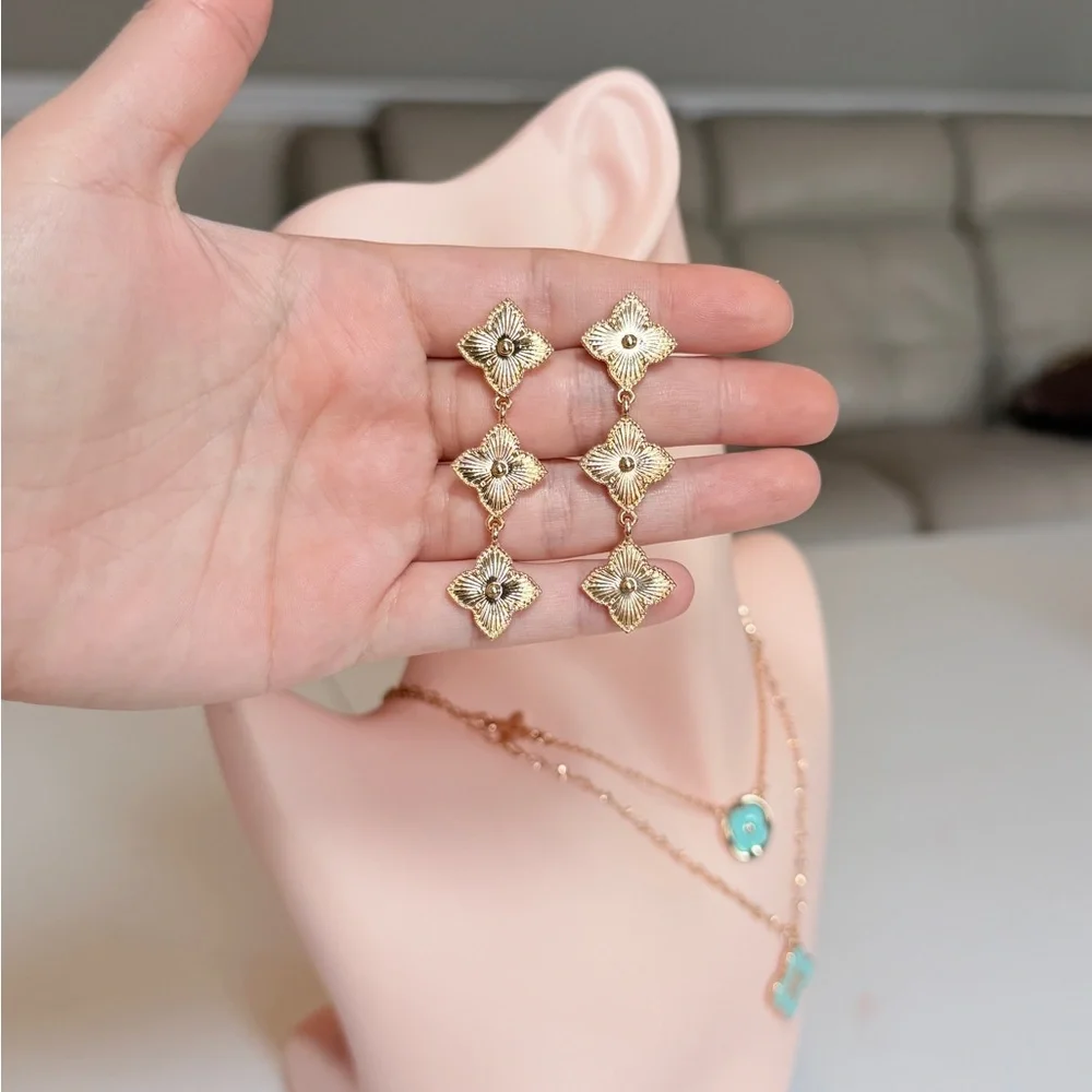 ⚜️ Elegant Gold Floral Drop Earrings